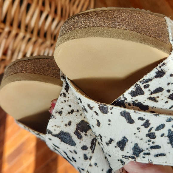 Very Volatile Chocolate Chip Wedge Sandals White Black Sz 8 Cow Hair Print - Picture 11 of 11